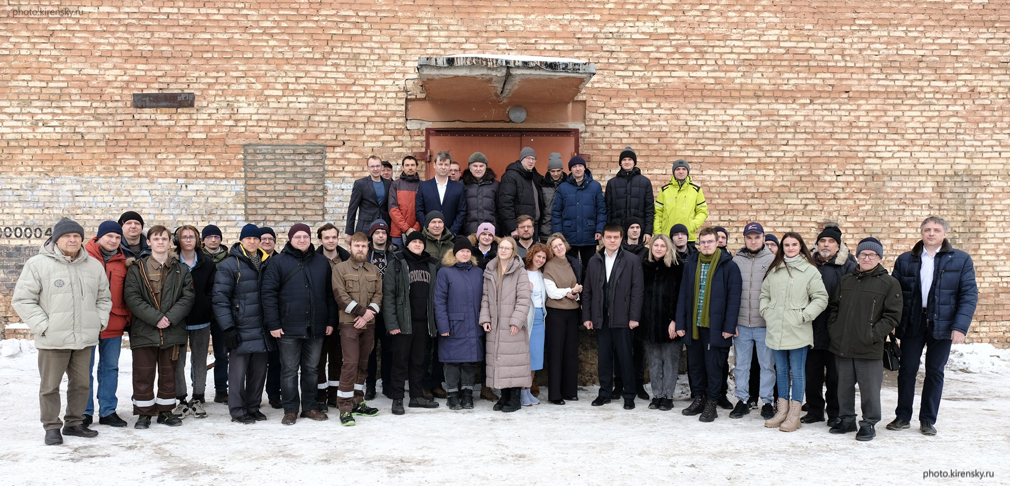 Сотрудники лабораторий электродинамики и СВЧ электроники, электродинамики и СВЧ устройств специальной радиоаппаратуры, научного приборостроения, электродинамики излучающих структур 