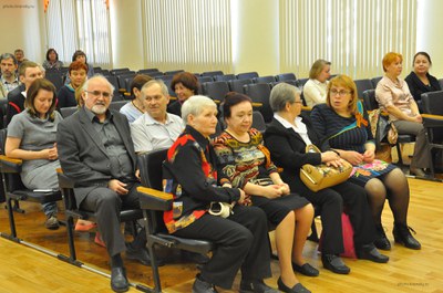 В конференц-зале Института физики