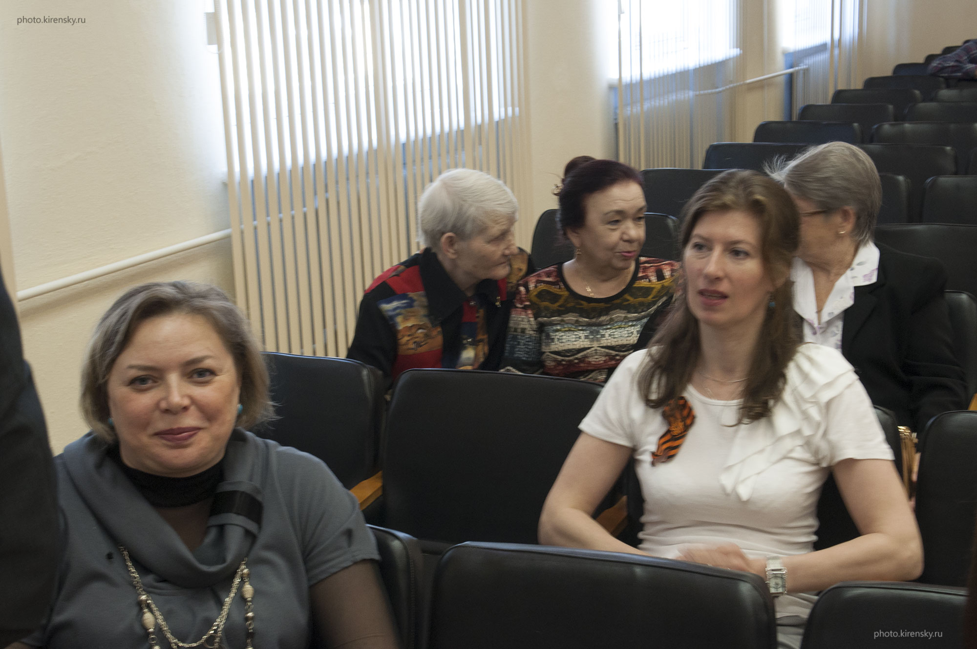 В конференц-зале Института физики 