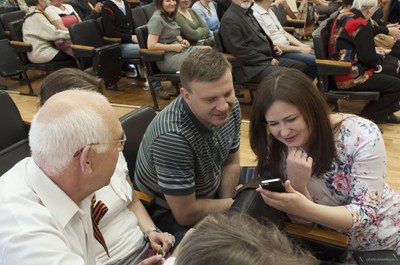 В конференц-зале Института физики СО РАН