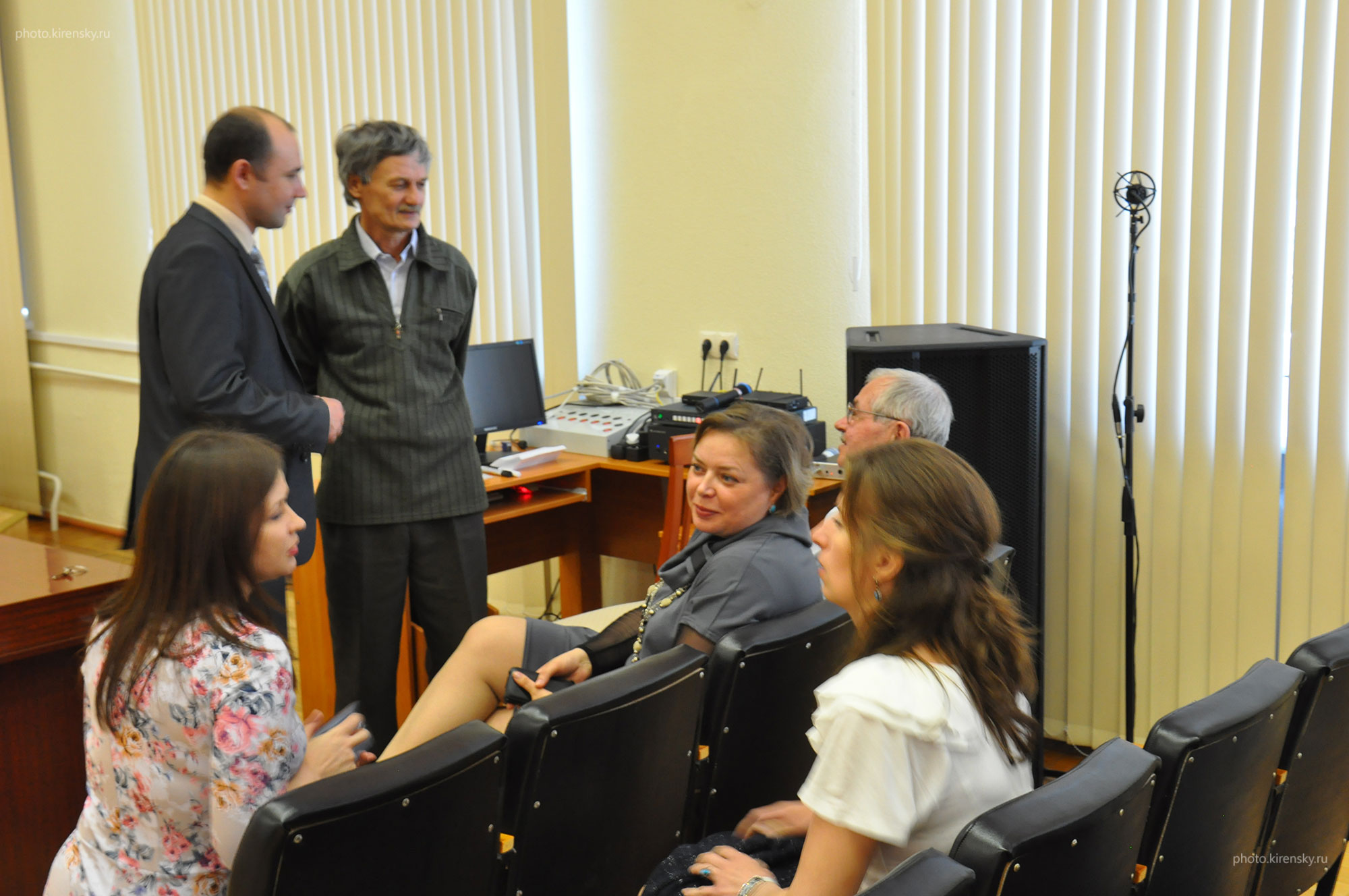 В конференц-зале Института физики СО РАН