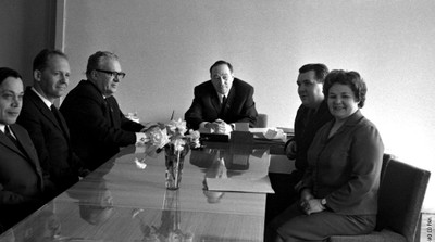 Л.В. Киренский в своем кабинете